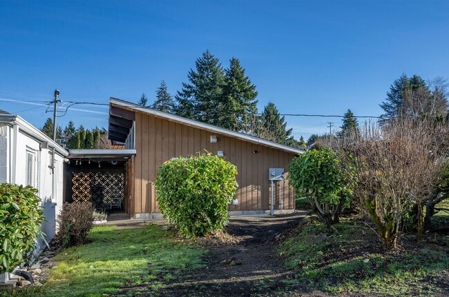 Building Photo - Fully Furnished Bungalow with Studio Living and Scenic Views in Tacoma!