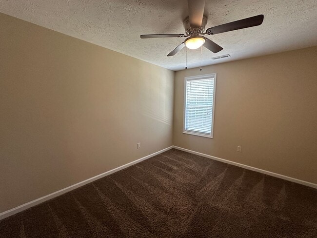 Building Photo - Beautiful 3 Bed 2.5 Bath Home with Spacious Fenced Yard