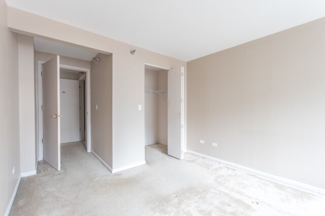 Building Photo - 345 N La Salle Dr