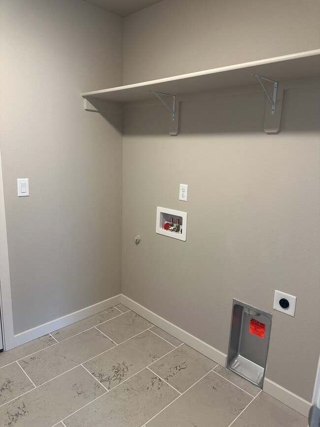 Building Photo - Newer Home in Culdesac