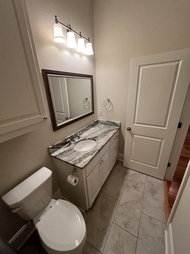 Building Photo - Trendy, 2 bedroom, 2 bathroom townhouse lo...