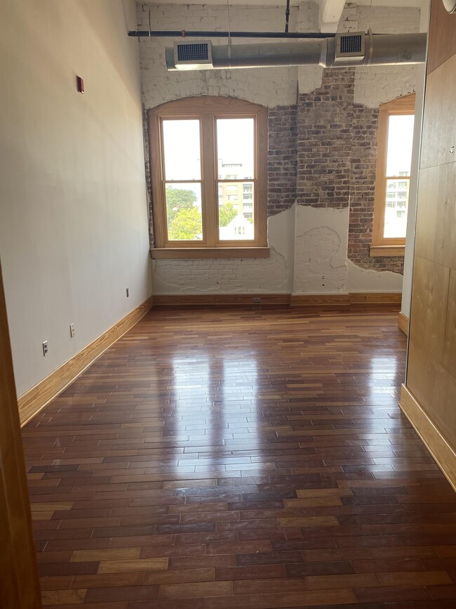 Interior Photo - 112 South Gay Street