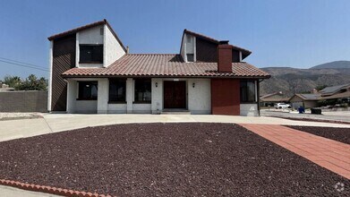 Building Photo - Custom Built 5 Bedroom 3 Bathroom Home in ...