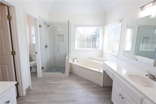 Building Photo - 1056 Oak Hollow Ct