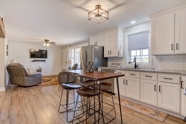 Building Photo - Fully Furnished Modern 3 bedroom Home!