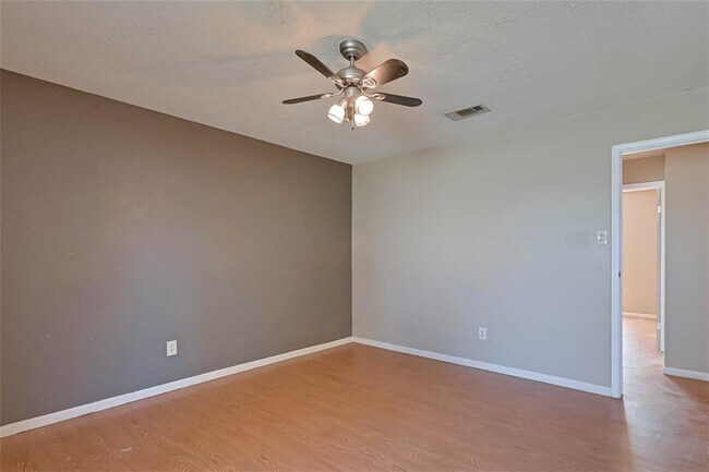 Building Photo - 2411 Country Pl Dr