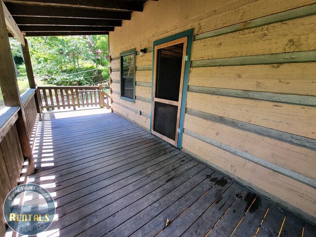 Building Photo - 3bd Log Home Close to Town