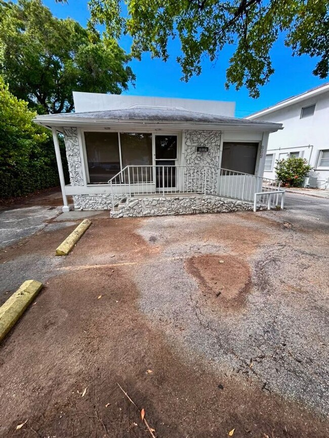 Building Photo - Large house with ample parking, located in Victoria Park, close to US 1 and Broward Blvd.