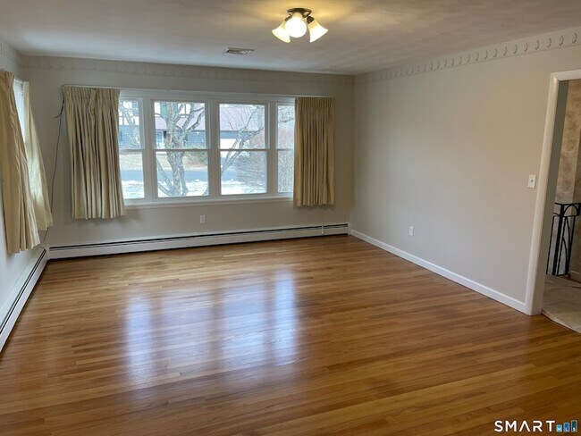 Building Photo - 7 Riverbend Dr