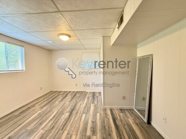Building Photo - 1406 Highland Way