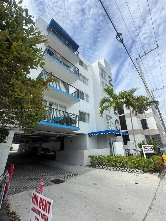 Building Photo - 2120 W Flagler St