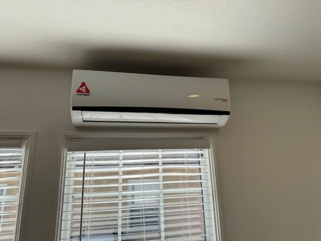 Building Photo - Beautiful 3 bedroom 2 bath HOME... no expenses spared!  Washer/Dryer... A/C Splitters... on a sle...