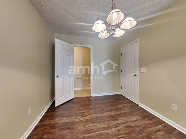 Building Photo - 3011 Maple Leaf Dr
