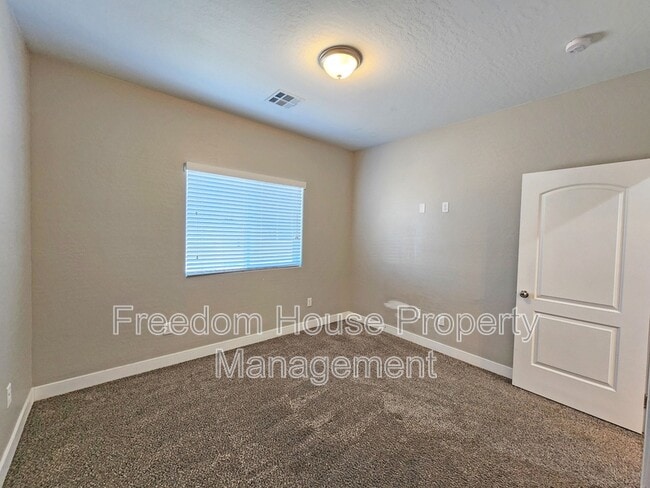 Building Photo - 1111 Sixshooter Ave