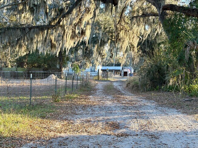 Building Photo - 3 bed/ 2 bath Beauty on 1 acre!