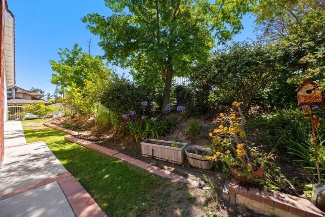 Building Photo - Beautiful Updated Corner Lot 3 Bed 3 Bath ...
