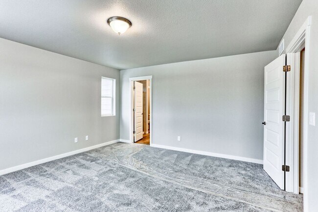 Building Photo - 3 Bedroom 3 Bath home in Raindance