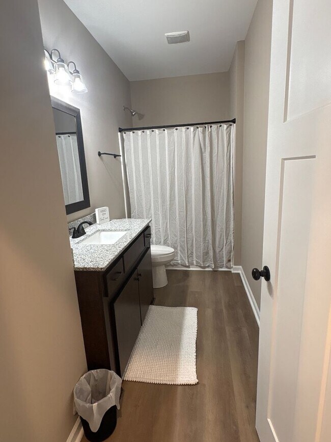 Building Photo - 404 Cedar Ln