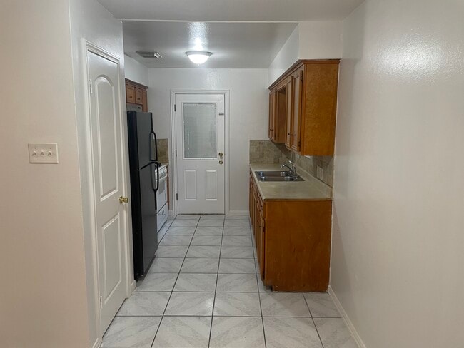 Kitchen - 511 Doverfield Dr