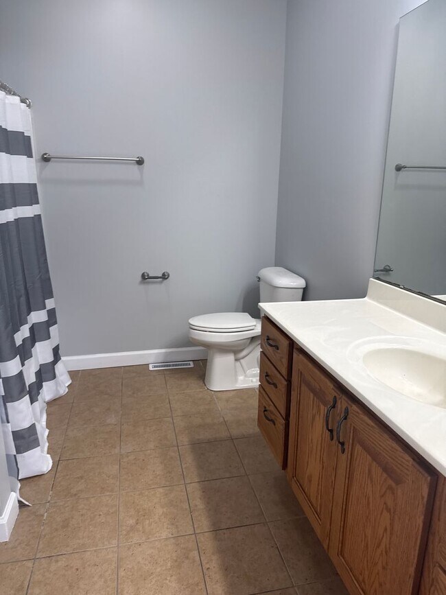 Building Photo - 622 Garvey Ln