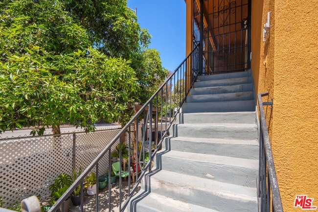 Building Photo - 1361 Riverside Dr