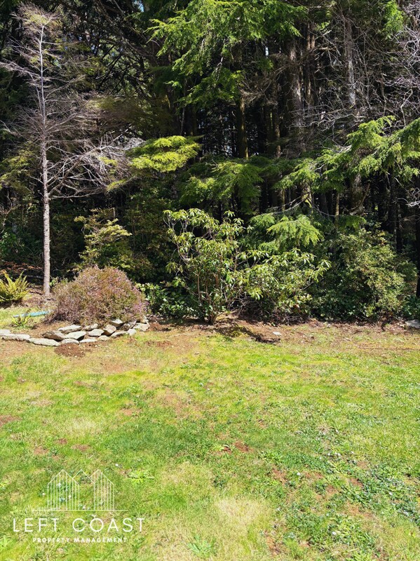 Building Photo - 7205 SW Burl Dr