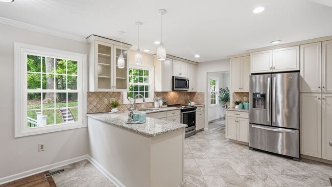 Building Photo - Newly Renovated 5 Bedroom Home With Country Porch!