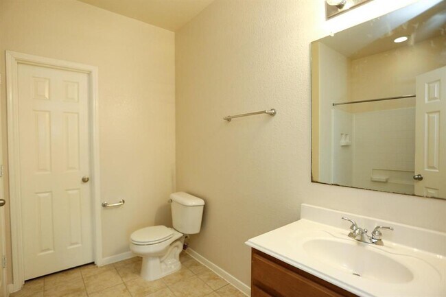 Building Photo - 422 New Hope Ln