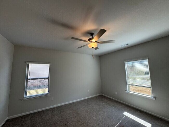 Building Photo - Great Athens location!