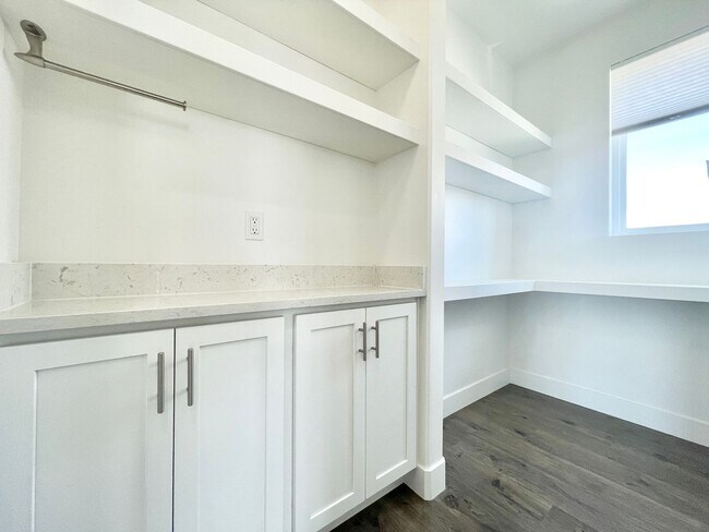 Building Photo - Gorgeous Townhome in South Jordan!