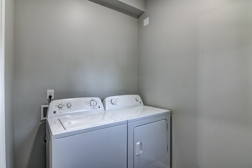 Building Photo - 302 12th Ave W