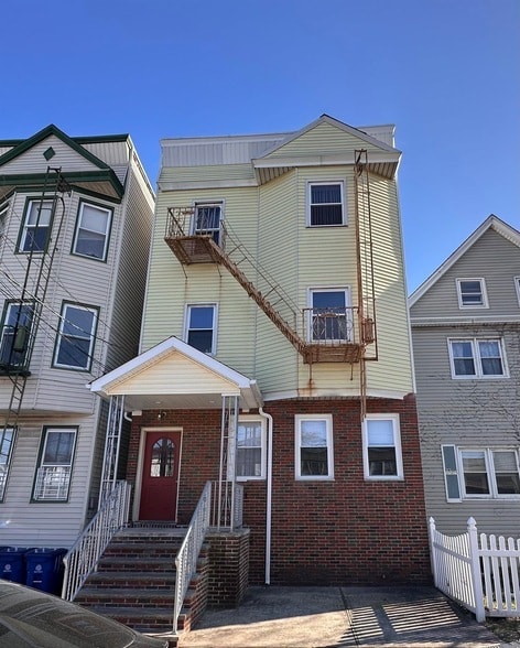 Building Photo - 116 W 7th St