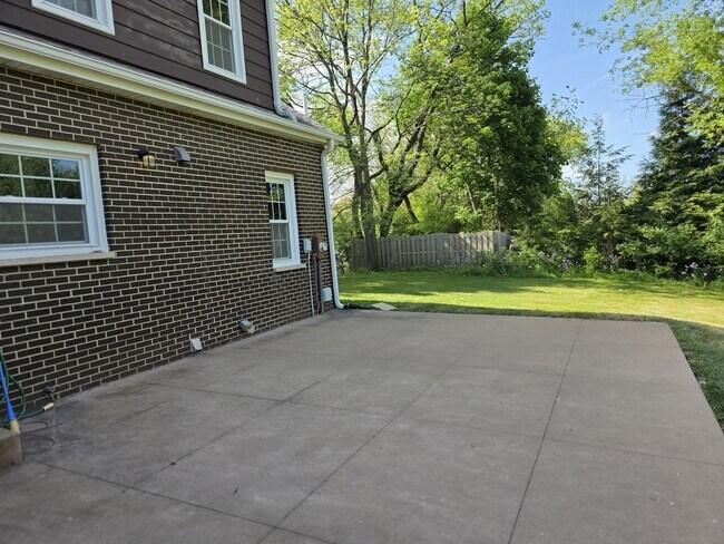 Building Photo - 87 W Surrey Ln
