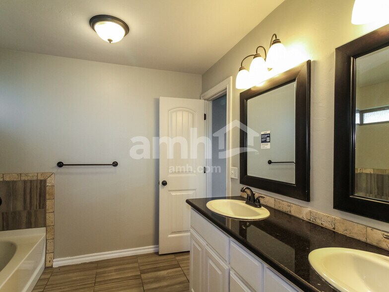 Building Photo - 14500 Sylena Way