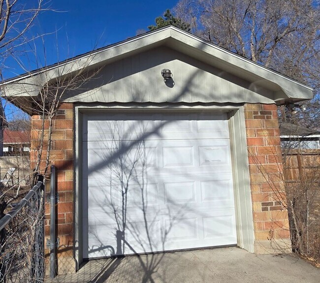 Building Photo - Charming 2 bedroom on Uintah