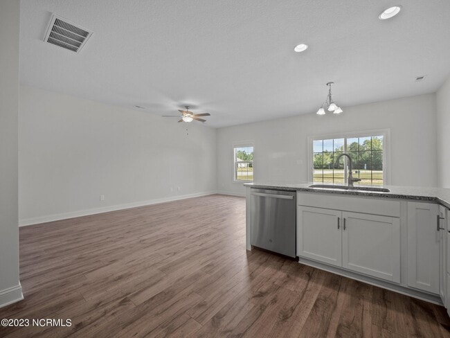 Building Photo - 203 Verrazzano Ln