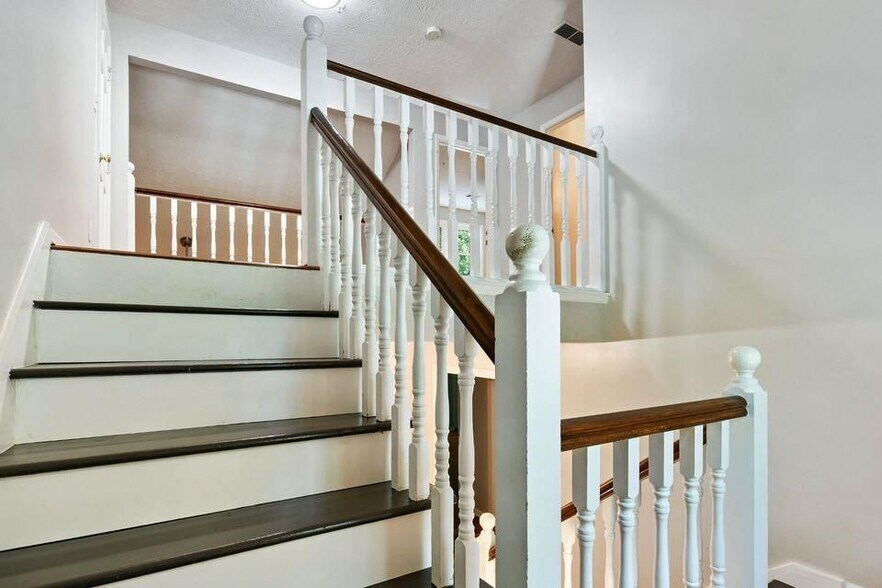 Building Photo - 1445 Oakridge Cir