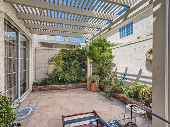 Building Photo - 1045 Grammy Dr