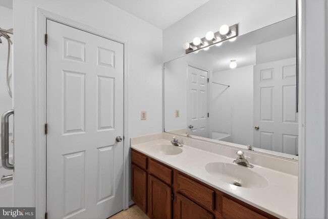 Building Photo - 409 Feather Dr