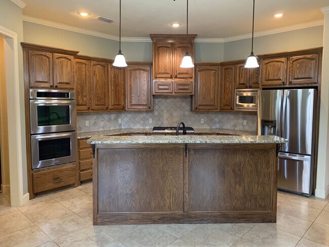 Building Photo - Luxury Garden Home In Tanglewood Terrace!!