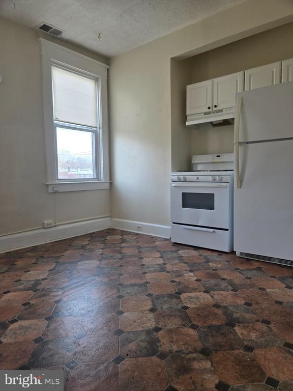 Building Photo - 1331 W 41st St