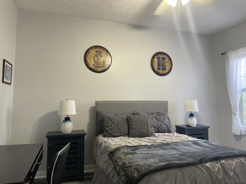 Building Photo - 123 Montmullin St