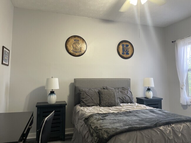 Building Photo - 123 Montmullin St