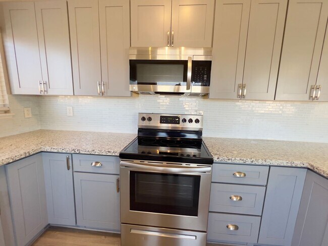 Building Photo - 4 bedrooms, 2 bathrooms home located in Henderson