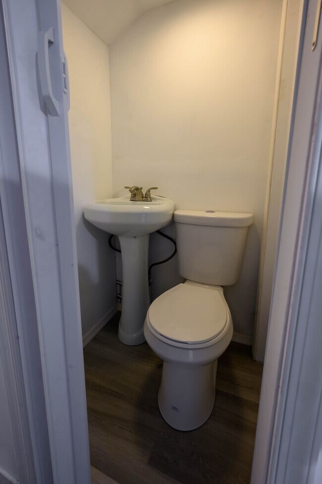 Building Photo - Completely renovated end row home! Stainle...