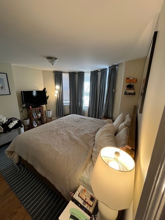 Building Photo - 554 E Broadway