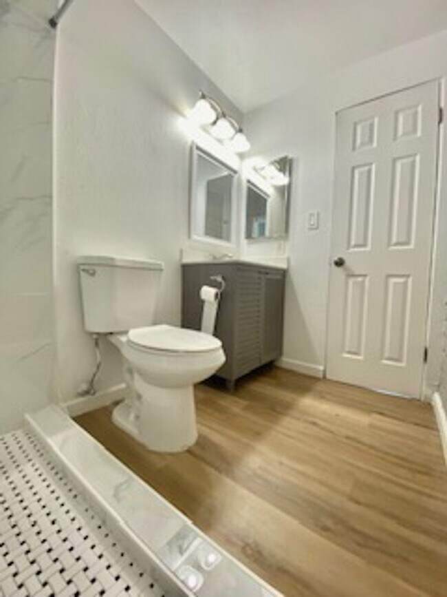 Building Photo - 4 bed 3, bath with connected guest house