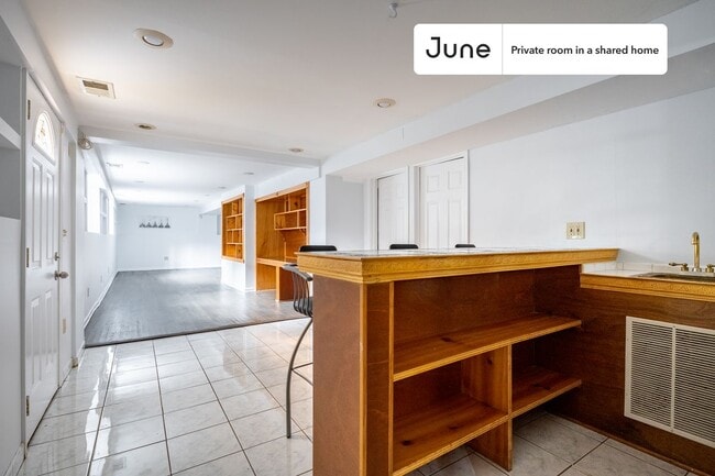 Building Photo - Room in Shared 5 bed/3 bath home