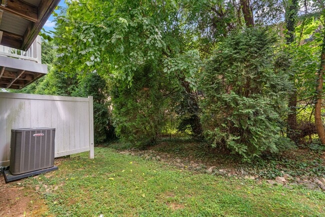 Building Photo - 3 Bedroom 3.5 Bathroom - Wheaton Townhouse...