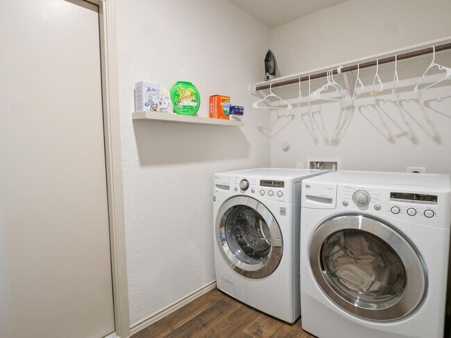 Building Photo - Greenbelt Home in San Marcos